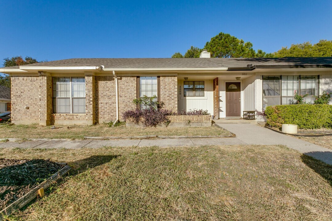 3009 Hilltop Dr in Euless, TX - Building Photo