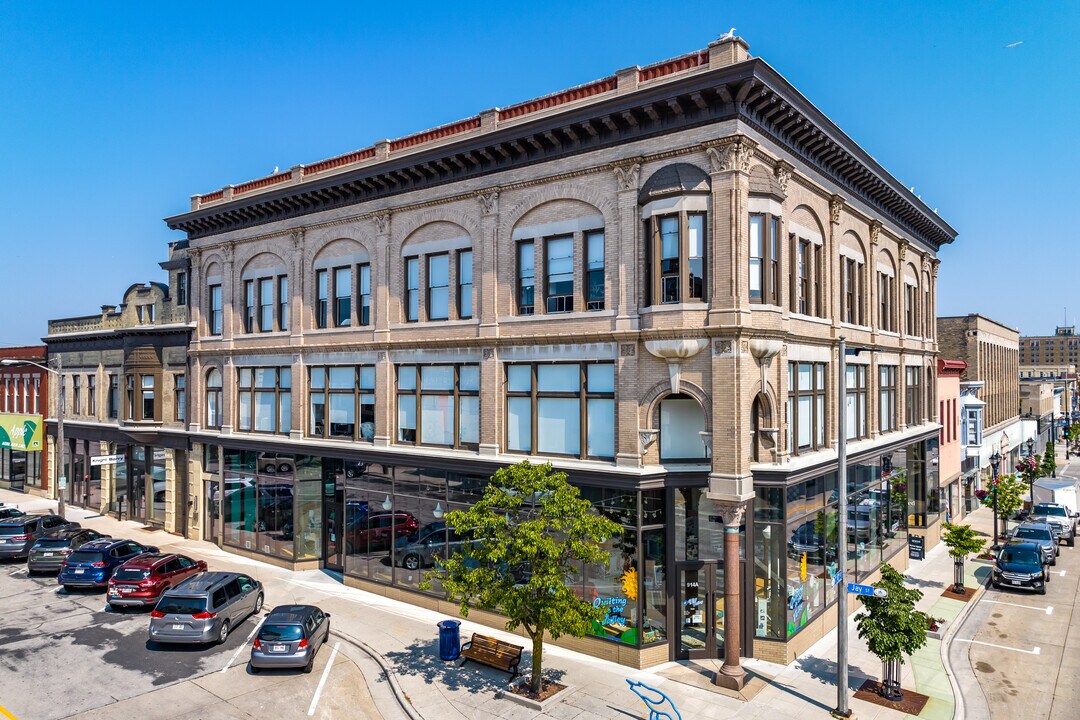 The Historic Schuette Building Apartments in Manitowoc, WI - Foto de edificio