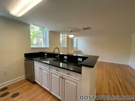 21 Wendell St, Unit A in Cambridge, MA - Building Photo