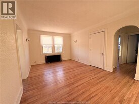 710 Giles Blvd E in Windsor, ON - Building Photo