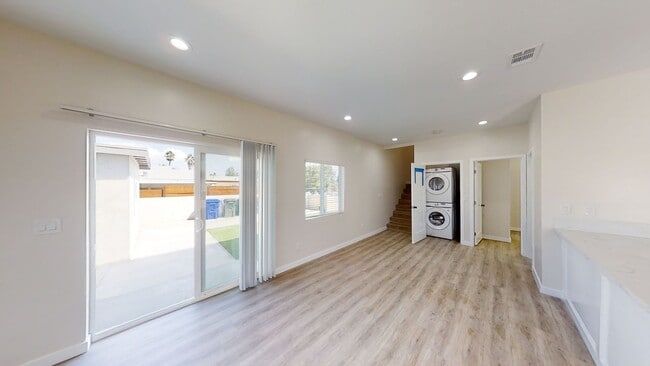 5121 Ewing St in San Diego, CA - Foto de edificio - Building Photo