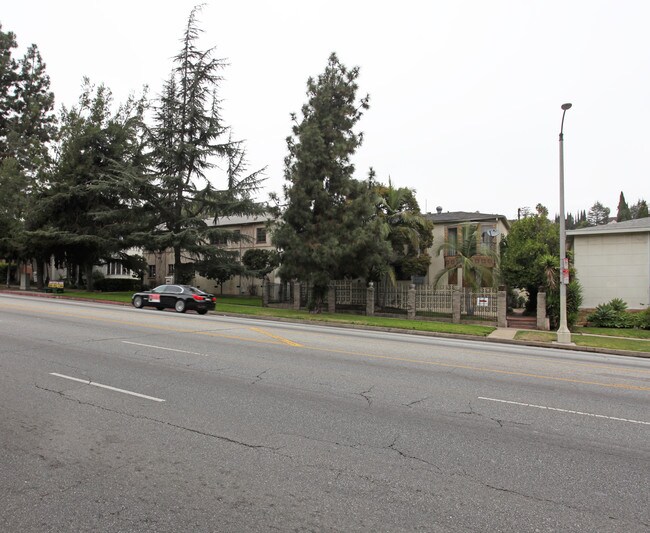 3729-3733 Los Feliz Blvd in Los Angeles, CA - Foto de edificio - Building Photo