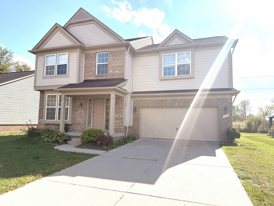 33213 Saddleback Dr in Romulus, MI - Foto de edificio