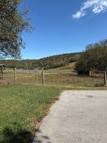 1423 Hickory Valley Rd in Sparta, TN - Building Photo