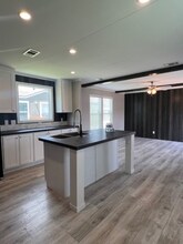 15803 S Flores St in San Antonio, TX - Foto de edificio - Building Photo