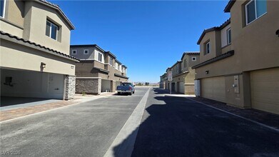 853 Angwin Ln in Henderson, NV - Building Photo - Building Photo