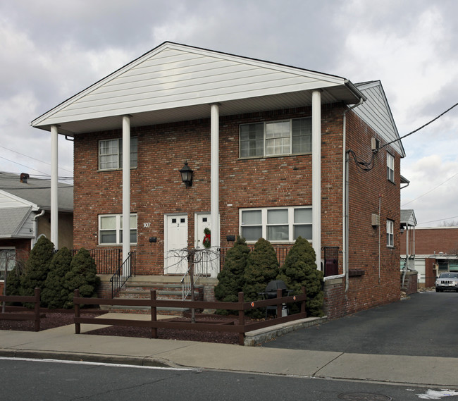 107 Union St in Lodi, NJ - Foto de edificio - Building Photo