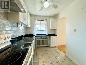 2696 Lake Shore Blvd W in Toronto, ON - Building Photo - Building Photo