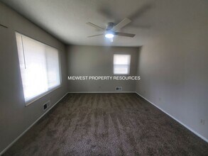 1401 SE Hillside Dr in Oak Grove, MO - Building Photo - Building Photo