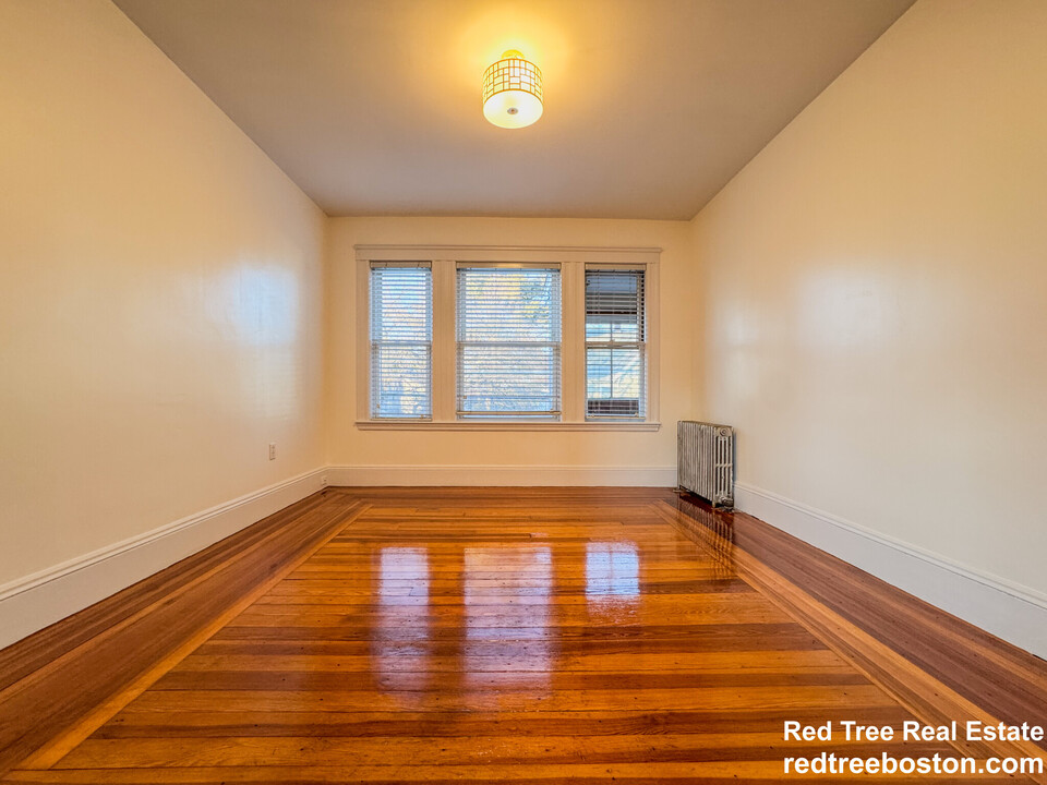567 Riverside Ave, Unit 2 in Medford, MA - Foto de edificio