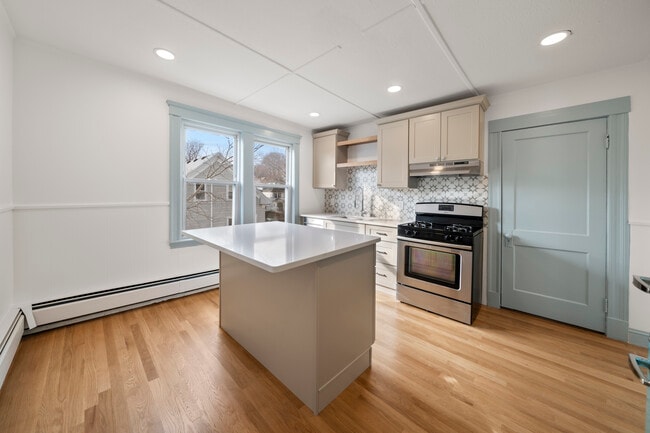 69 Endicott St, Unit #3 in Salem, MA - Building Photo - Building Photo