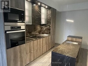 11 Yorkville Ave in Toronto, ON - Building Photo - Building Photo