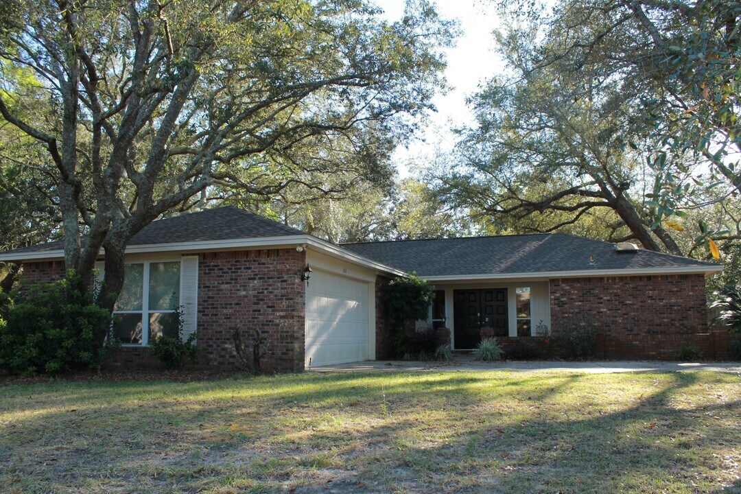 260 Dominica Cir E in Niceville, FL - Building Photo