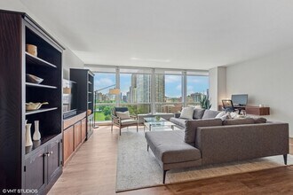340 W Diversey Pkwy in Chicago, IL - Building Photo - Building Photo