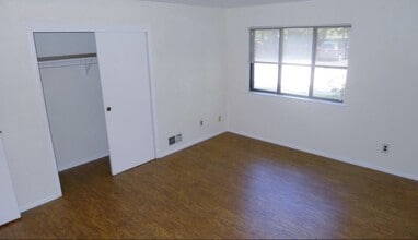 2212 Old Stone Mill Dr in East Windsor, NJ - Building Photo - Building Photo