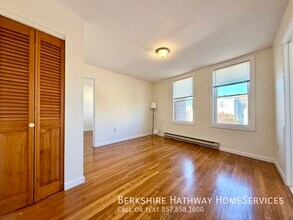 37 Davis Sq, Unit PH9 in Somerville, MA - Building Photo - Building Photo