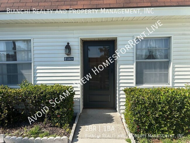 13829 Mission Oaks Blvd in Seminole, FL - Foto de edificio - Building Photo