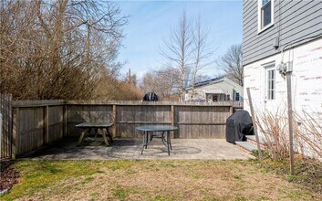 90 Renfrew Ave in Middletown, RI - Building Photo - Building Photo