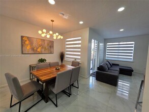4882 NW 107th Pl in Doral, FL - Foto de edificio - Building Photo