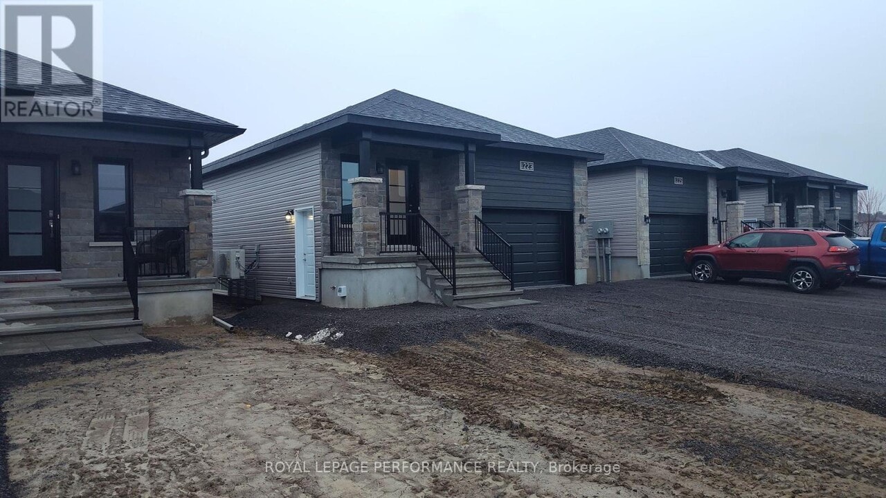 1223 Montblanc Cres in Russell, ON - Building Photo
