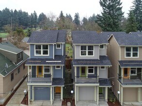 13198 NE Glisan St in Portland, OR - Building Photo - Building Photo