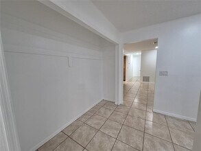 2924 Ripplewood Dr in Seffner, FL - Building Photo - Building Photo