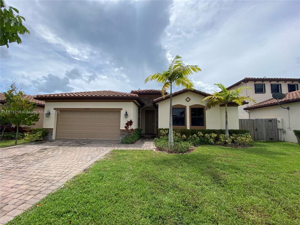 2424 SE 3rd St in Homestead, FL - Building Photo