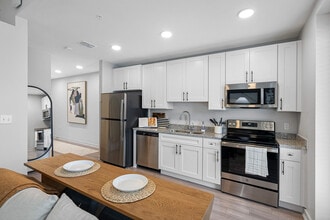 Lake Maggiore Apartments in St. Petersburg, FL - Foto de edificio - Building Photo