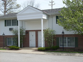 Grove Manor Apartments in Middlefield, OH - Building Photo - Building Photo