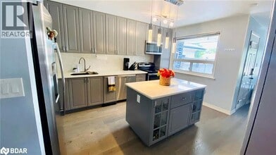 1601 Sandgate Crescent in Mississauga, ON - Building Photo - Building Photo