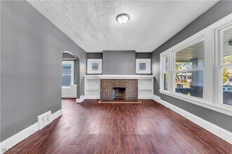 414 E 147th St in Cleveland, OH - Building Photo - Building Photo