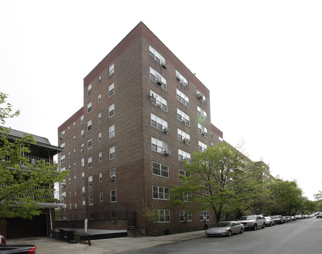 Saunders Court in Rego Park, NY - Foto de edificio - Building Photo