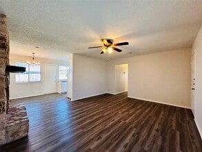 12005 Charing Cross Rd in Austin, TX - Foto de edificio - Building Photo