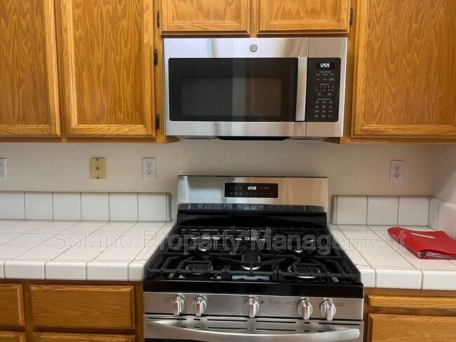 480 Stern Dr in Dixon, CA - Building Photo - Building Photo