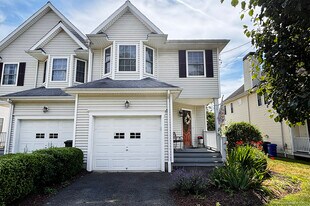 391 S Pine Creek Rd in Fairfield, CT - Building Photo