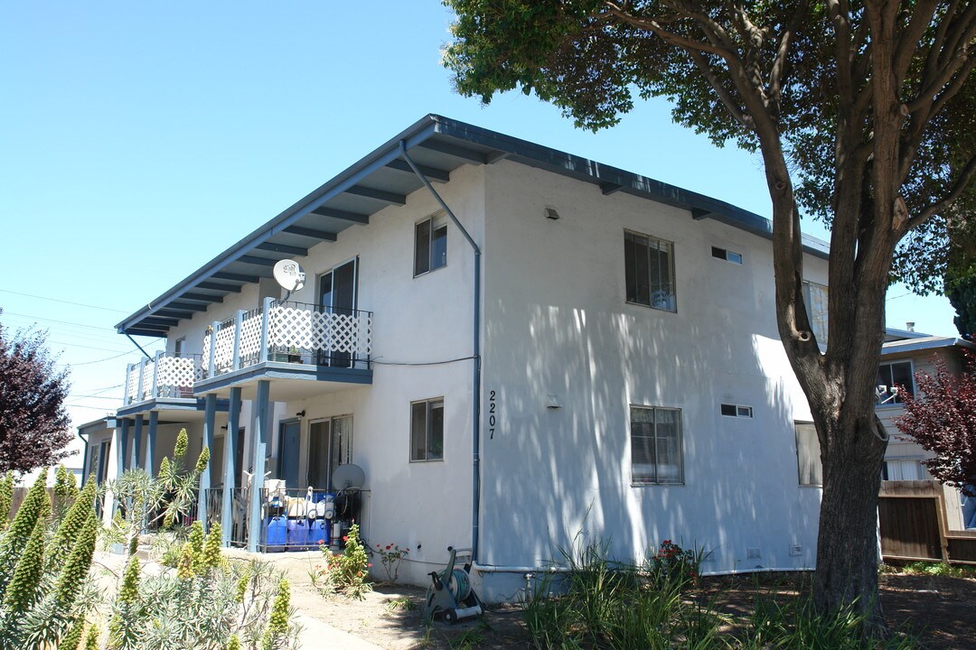 2207 Pasetta Dr in Santa Clara, CA - Building Photo