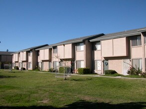 Santa Paula Townhouse in Santa Paula, CA - Building Photo - Building Photo