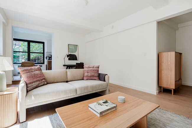 340 E 52nd St in New York, NY - Building Photo - Building Photo