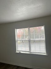 132 E 12th St, Unit One Bedroom Apt in Newton, NC - Foto de edificio - Building Photo