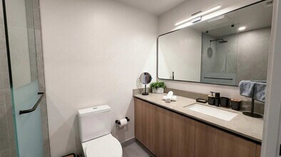 121 NE 5th St, Unit SI FL18-ID1501136P in Miami, FL - Foto de edificio - Building Photo