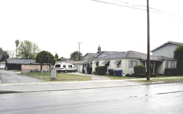 8102 Alameda St in Downey, CA - Foto de edificio - Building Photo