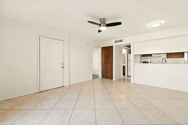 1201 S McClintock Dr in Tempe, AZ - Foto de edificio - Building Photo