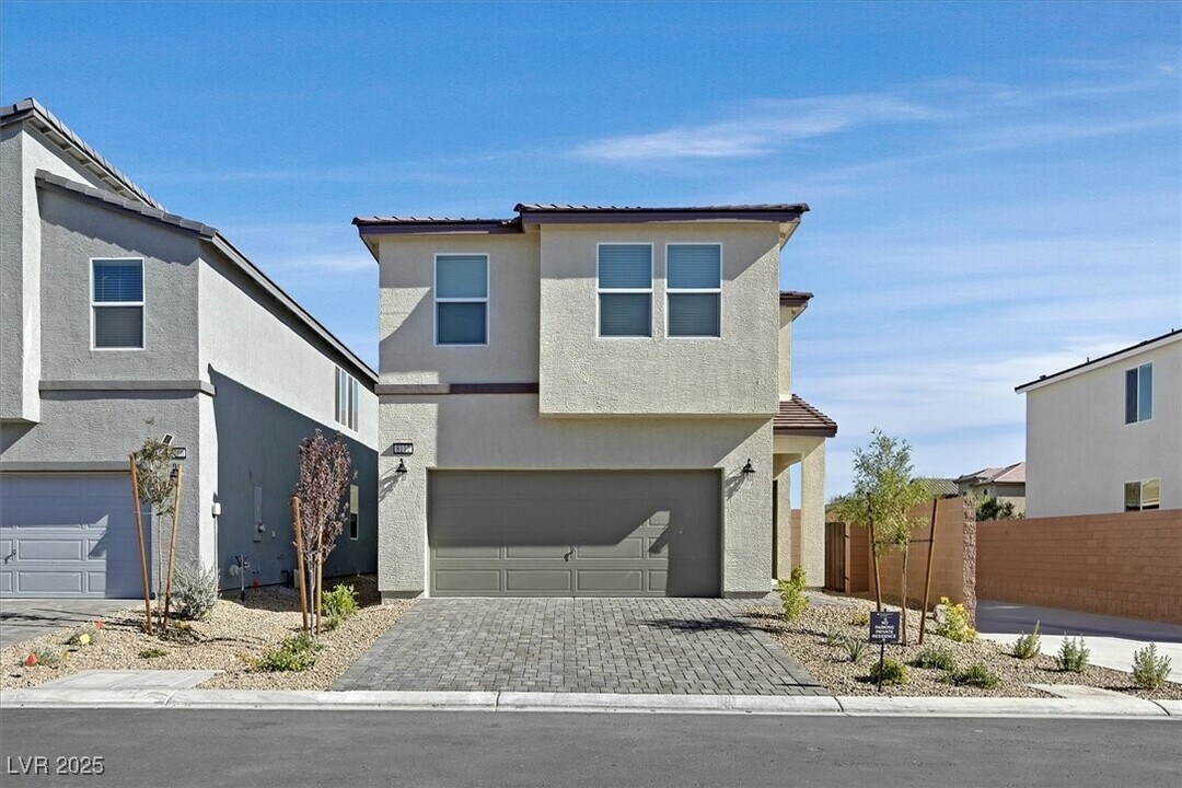 8112 Rockflower St in Las Vegas, NV - Building Photo