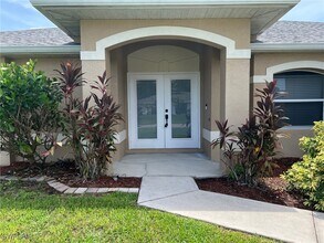 1001 SW 9th Ave in Cape Coral, FL - Building Photo - Building Photo