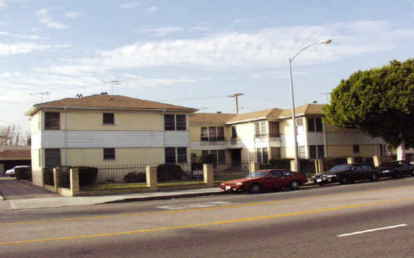 1421-1431 S Fairfax Ave in Los Angeles, CA - Building Photo