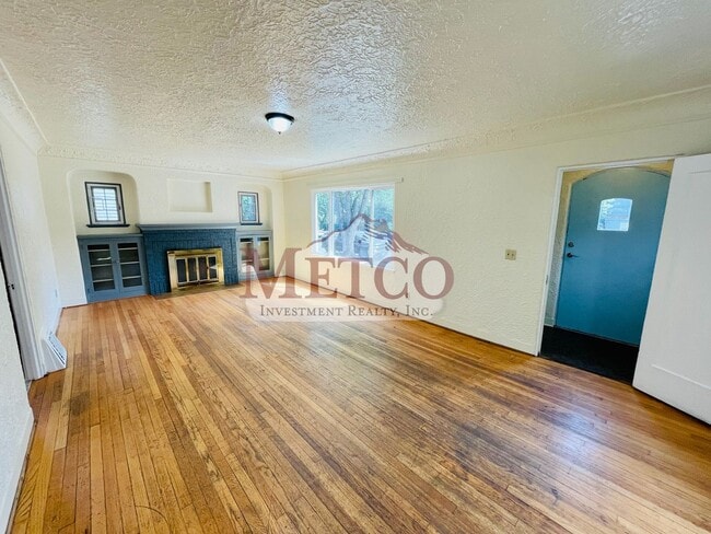 327 E 15th Ave in Eugene, OR - Foto de edificio - Building Photo