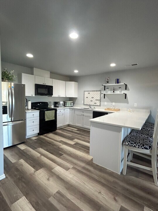 4220 N 1410 E in Buhl, ID - Building Photo