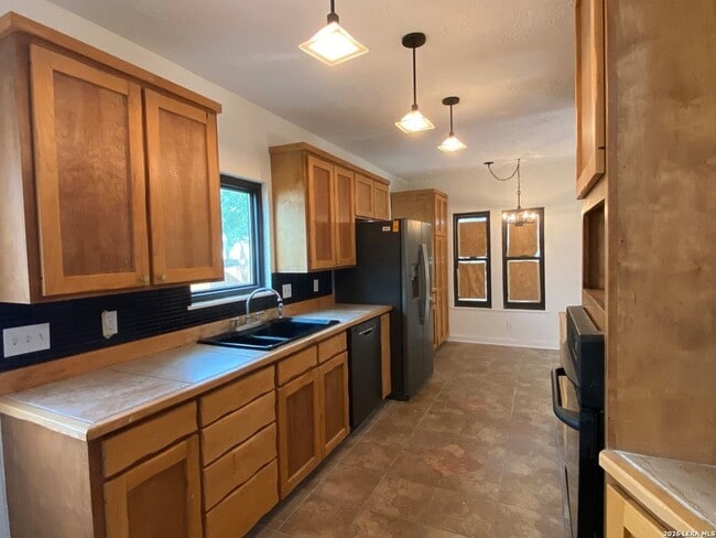 property at 1614 W Rosewood Ave