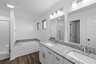 1208 SW 2nd Ave in Gentry, AR - Building Photo - Building Photo