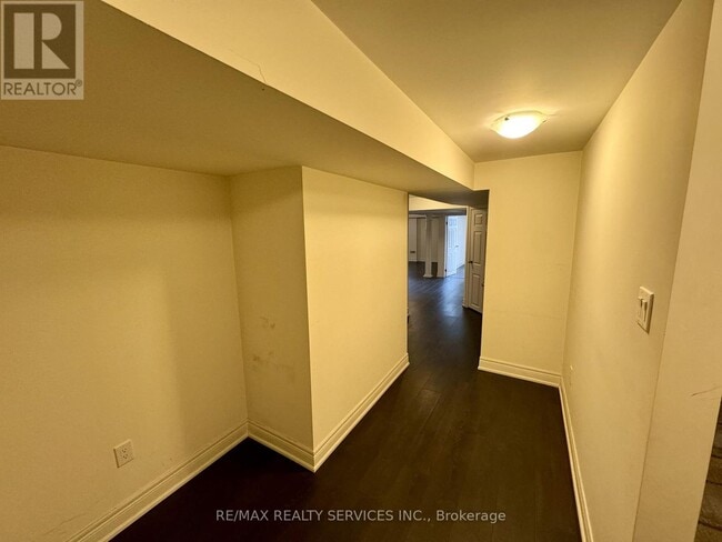 203 Sussexvale Dr in Brampton, ON - Building Photo - Building Photo